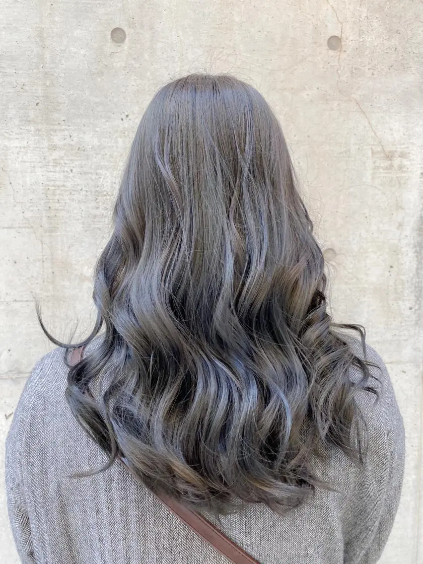 セミロング カラー ブリーチ グレージュ オリーブグレージュ オリーブグレー 【透明感、艶髪】西村 有司のヘアスタイル