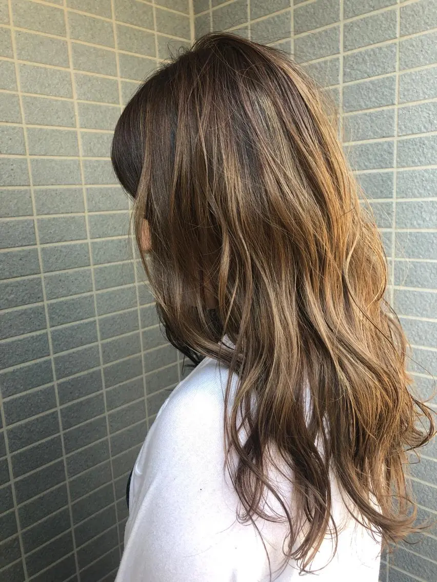 セミロング カラー バレイヤージュ ハイライトカラー ハイライト レイヤーカット 似合わせ レイヤー須川のヘアスタイル
