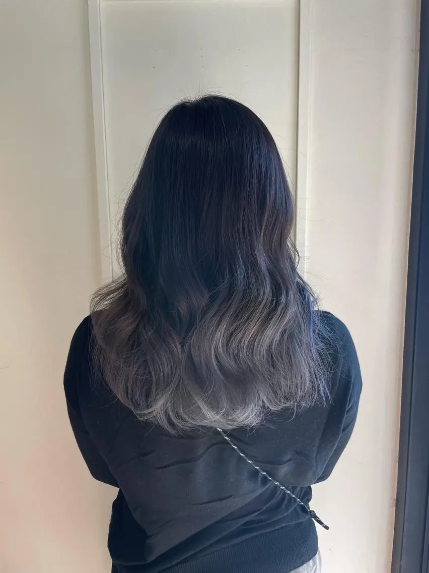 セミロング カラー ヘアアレンジ アッシュ グラデーションカラー シルバー シルバーアッシュ ARISA 学芸大学/海外ヘアのヘアスタイル