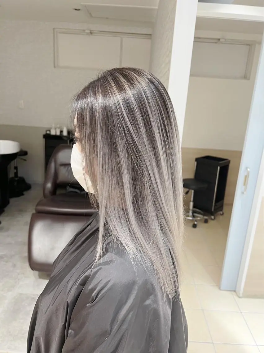 ミディアム カラー バレイヤージュ グレージュ レイヤーカット ヘアカラー トリートメント 指名数No.1 /NAOYAのヘアスタイル