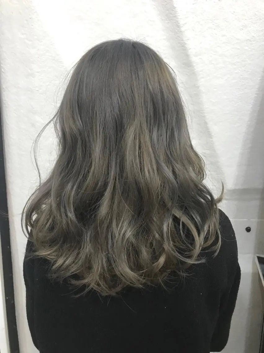 ミディアム カラー ヘアアレンジ 透明感カラー グレージュ ハイライトカラー ハイライト 白髪ぼかしハイライト バレイヤージュヤマトのヘアスタイル
