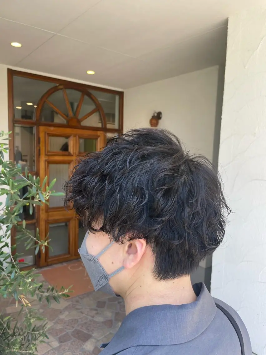 ショート パーマ メンズ メンズパーマ 刈り上げ 波巻きパーマ 山下 襟華のヘアスタイル