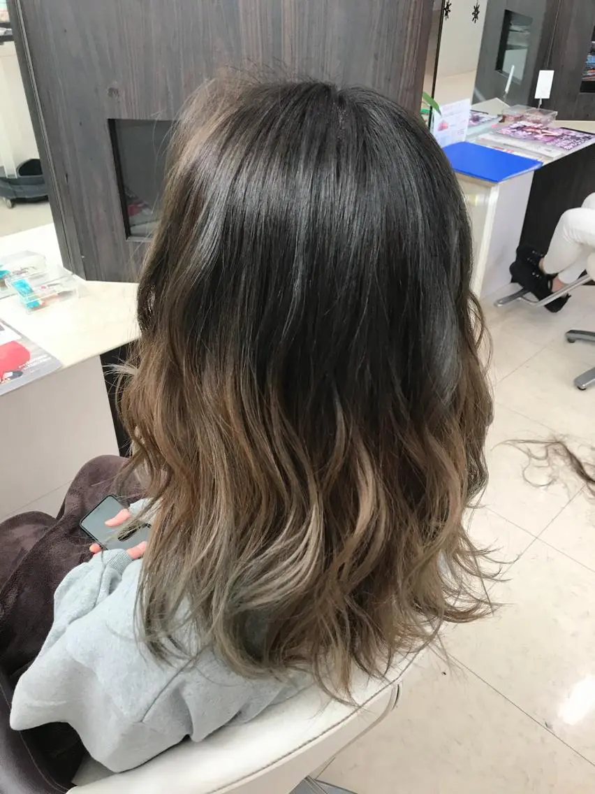 セミロング カラー グラデーションカラー ハイライトカラー ハイライト カット ヘアカラー Oopsレイヤー 加藤澄都のヘアスタイル
