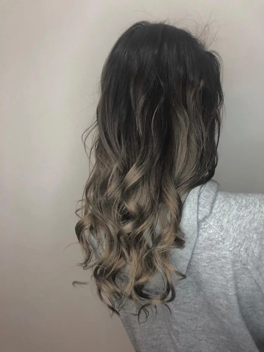 セミロング カラー バレイヤージュ ベージュカラー ミルクティーベージュ レイヤーカット カット ヘアカラー トリートメント SHAFT Ieiriのヘアスタイル