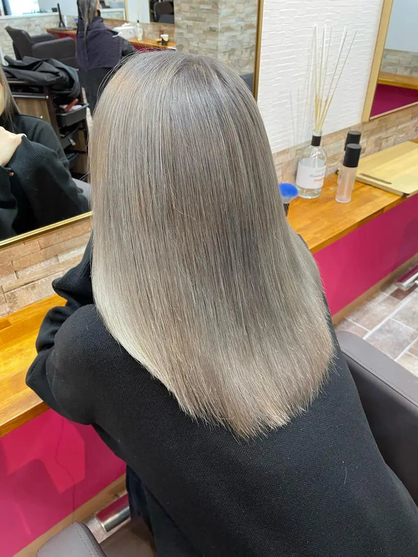 セミロング カラー グレージュ アイスグレージュ ヘアカラー YUI/ ブリーチカラー🌷のヘアスタイル