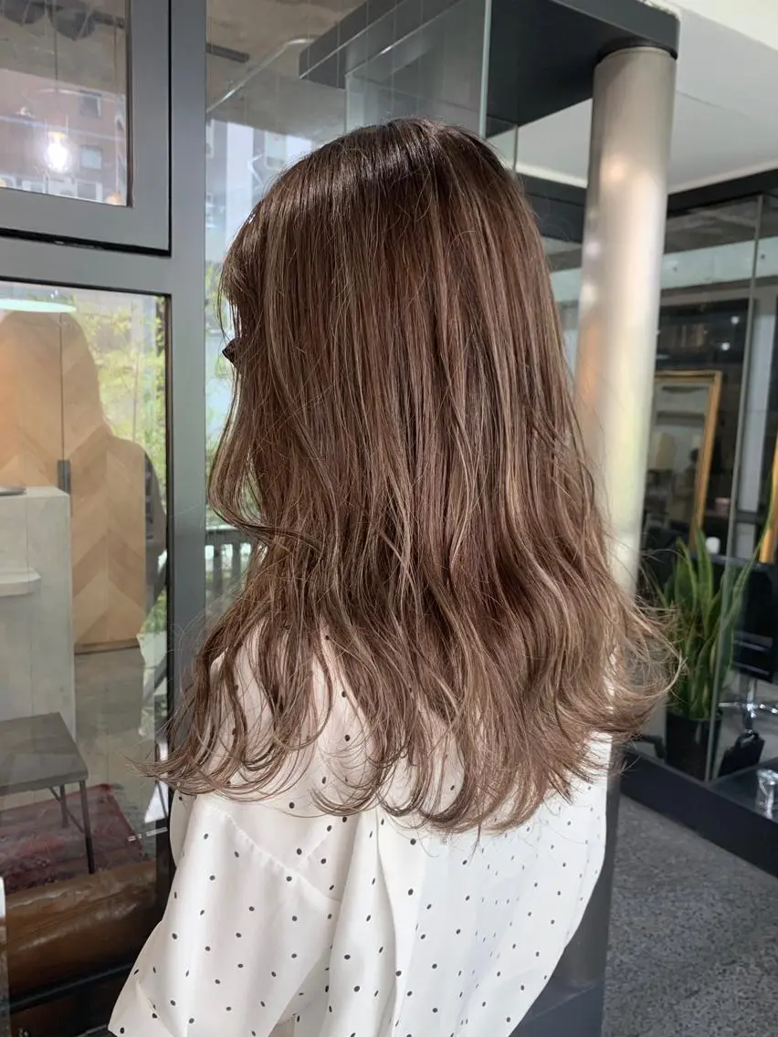 ミディアム カラー レイヤーカット 西村あきやのヘアスタイル