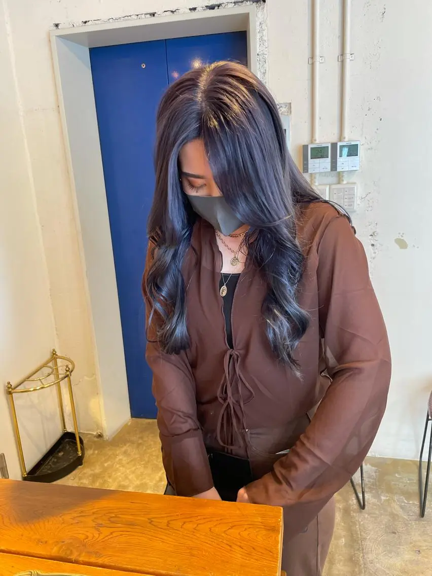 ロング カラー ミストバング ブリーチ ブルーカラー ブルーラベンダー フェイスフレーミング ヘアカラー トリートメント MIOベージュカラー 柔らかいカラーのヘアスタイル