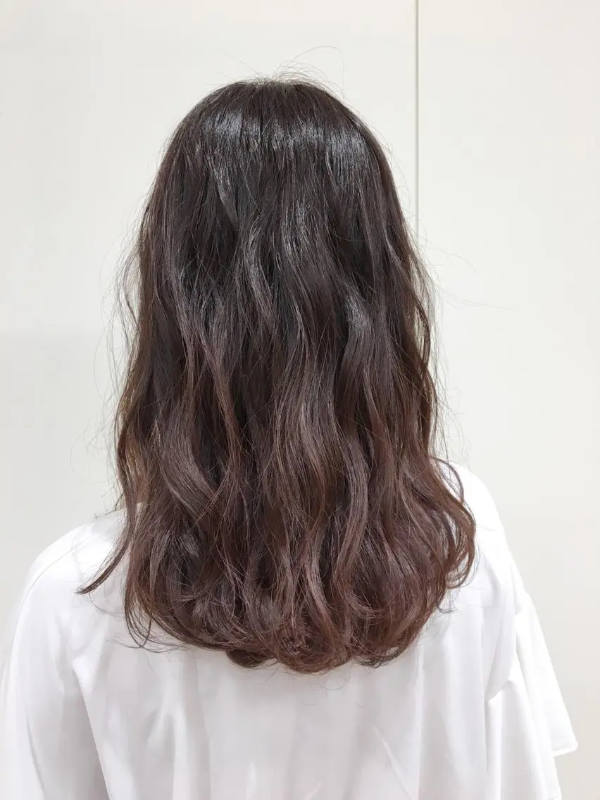 セミロング カラー グラデーションカラー ピンクカラー ケアブリーチ 坪井佑樹のヘアスタイル
