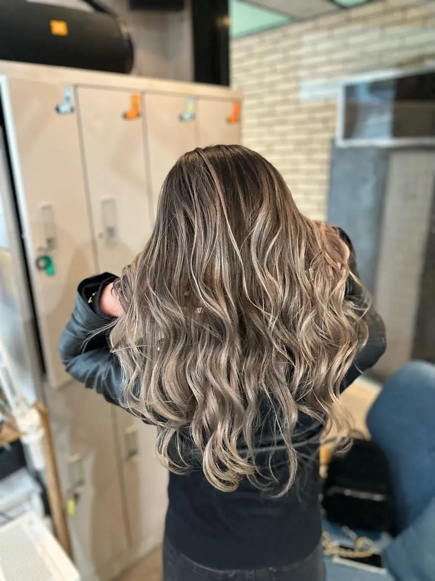ロング カラー ブリーチ カット ヘアカラー トリートメント ヘアセット 難波ブリーチカラー 伊藤洋輝のヘアスタイル