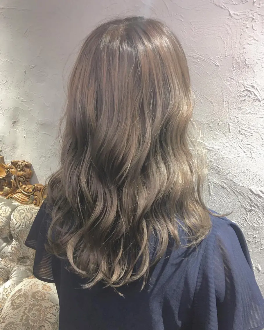 ロング カラー ヘアアレンジ ベージュカラー エグチ アキラのヘアスタイル