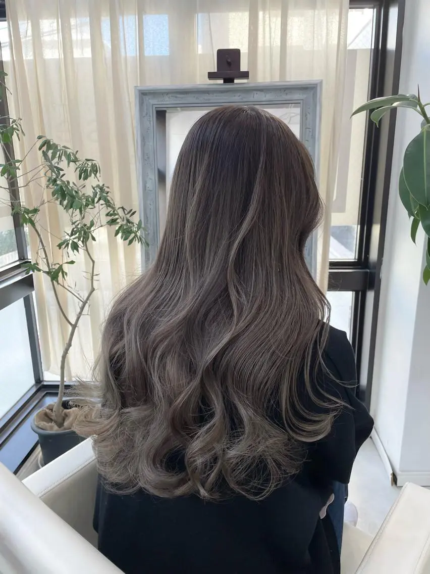 ロング カラー ブリーチ グレージュ GISEL TAKUYAのヘアスタイル
