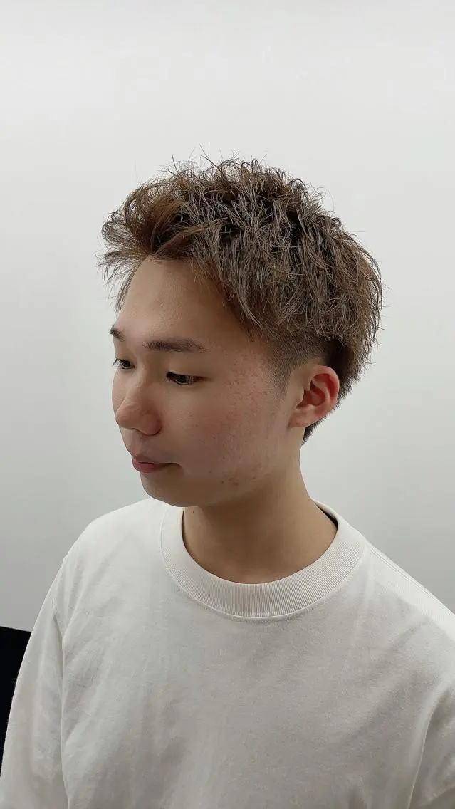 ショート カラー メンズ アップバング フェードカット メンズパーマ スキンフェード ツーブロック YOSHI 吉田圭祐のヘアスタイル
