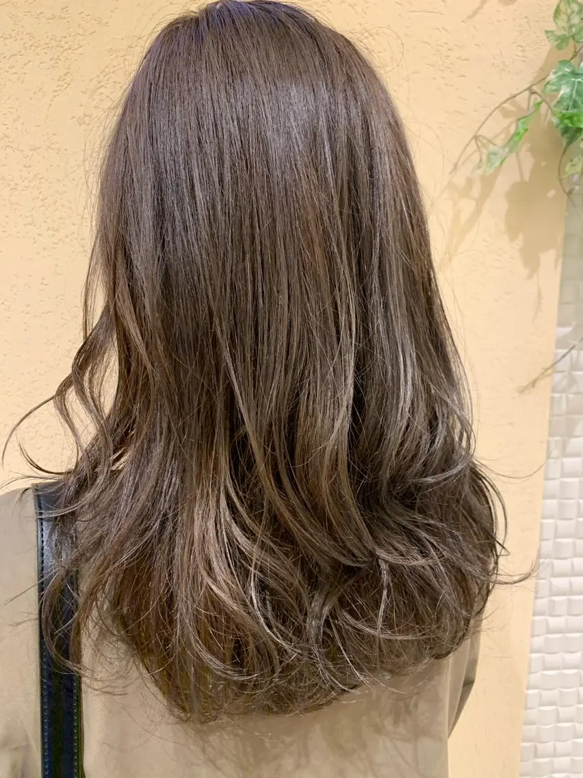 セミロング カラー グレージュ オリーブグレージュ オリーブグレー ヘアカラー 大人レイヤー×艶髪 小久保　春暁のヘアスタイル