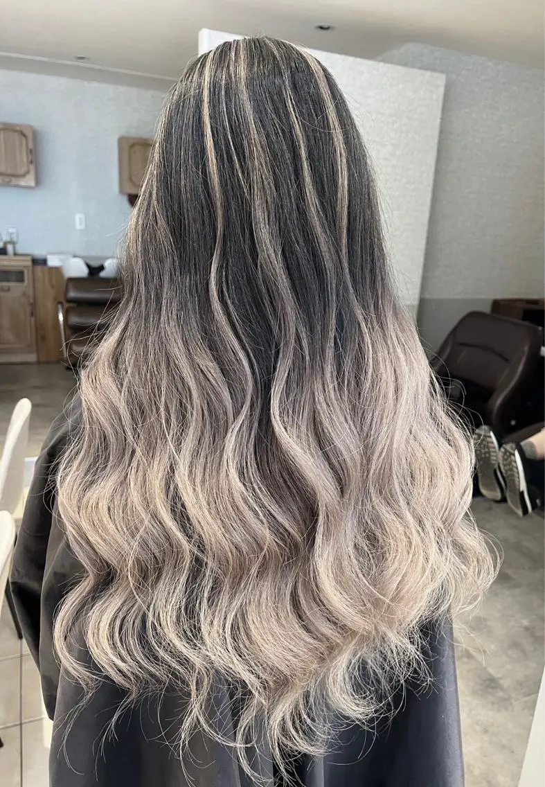 ロング カラー ベージュカラー グラデーションカラー ハイライトカラー ホワイトベージュ ハイライト 指名数No.1 /NAOYAのヘアスタイル