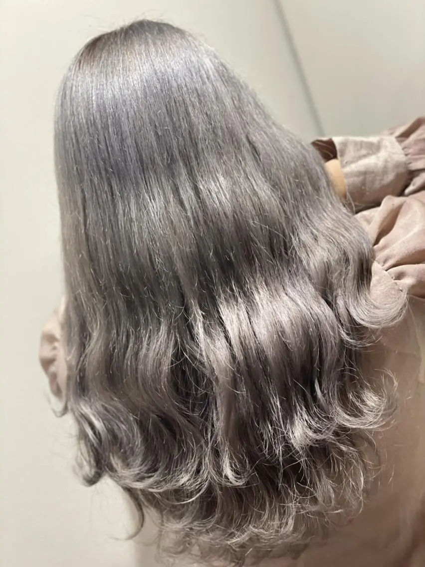 セミロング カラー ブリーチ ハイトーンカラー シルバー ホワイトシルバー ヘアカラー トリートメント ハイトーン得意😍 Lumiereのヘアスタイル