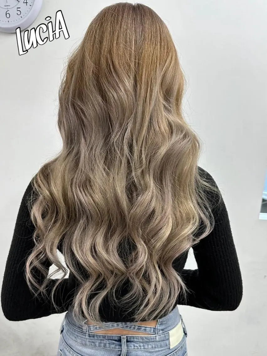 カラー ヘアアレンジ ロング シールエクステ 黒髪 ブリーチ ダブルカラー ハイトーンカラー LuciAエクステ カラー3000セラのヘアスタイル
