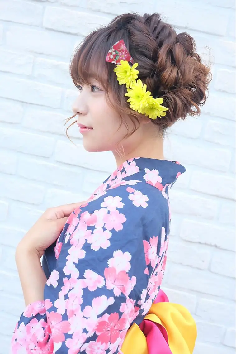 ヘアアレンジ 成人式 着物ヘア あやかショート 白髪ぼかしのヘアスタイル
