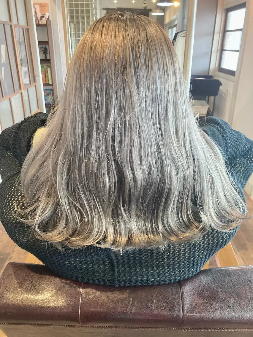 セミロング タカツド ユウキのヘアスタイル