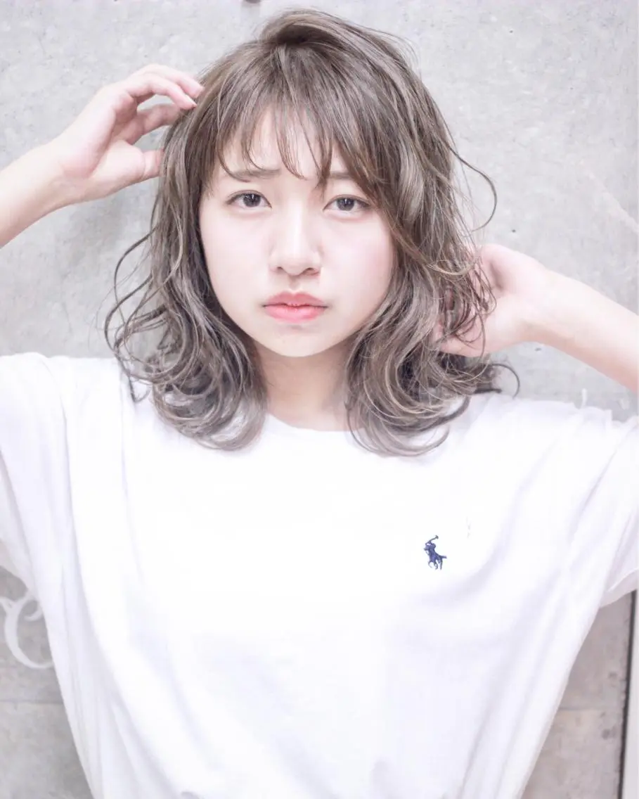 ミディアム カラー グレージュ ハイライトカラー ハイライト 及川 光のヘアスタイル