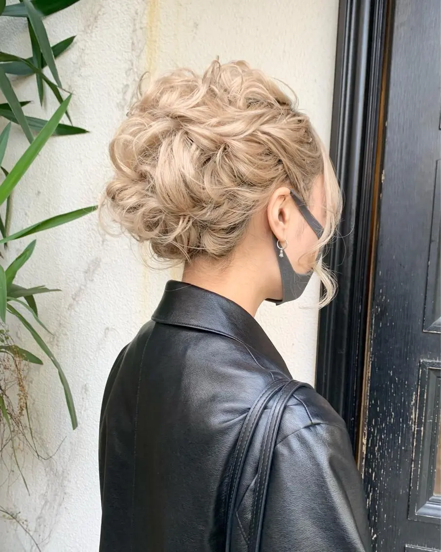 ミディアム 卒業式のヘアスタイル 🫧ハイトーン✨格安 より質💐マンツーマのヘアスタイル
