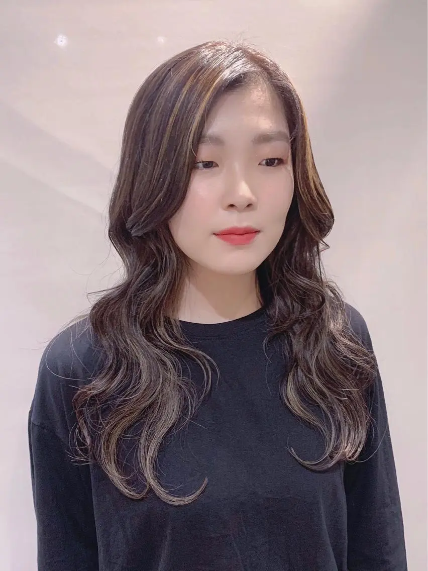 セミロング カラー ヘアアレンジ ハイライトカラー ハイライト 柔らか垢抜けｶﾗｰと ｶｯﾄ🫧ASUKAのヘアスタイル
