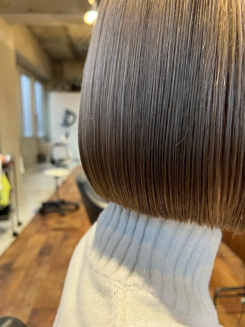 ショート カラー ブリーチ グレージュ ハイトーンカラー ミルクティーグレージュ ボブ bh.maara デザイン/ハイトーンのヘアスタイル