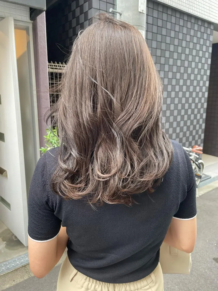 セミロング カラー アッシュ ベージュカラー やまさきえりこ ニュアンスパーマのヘアスタイル