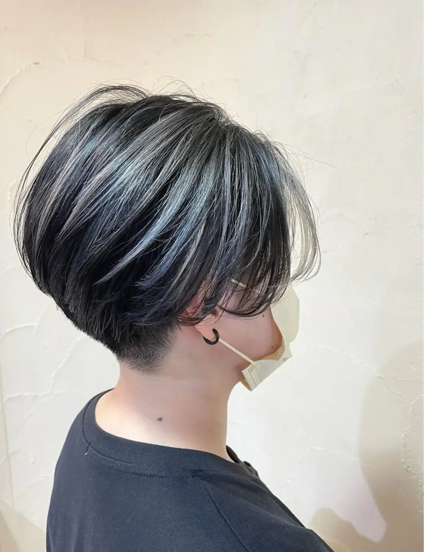 ショート カラー バレイヤージュ ブリーチ ケアブリーチ グレージュ シルバー 秋山 幸太のヘアスタイル