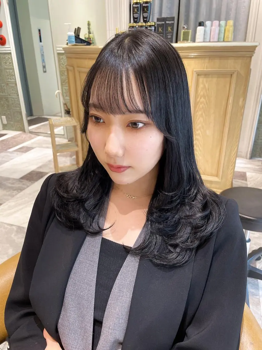 ミディアム カラー ベージュカラー 黒髪 ブリーチ ブルーカラー ブルーブラック カット ヘアカラー トリートメント 木屋元一/透明感 /前髪/レイヤーのヘアスタイル