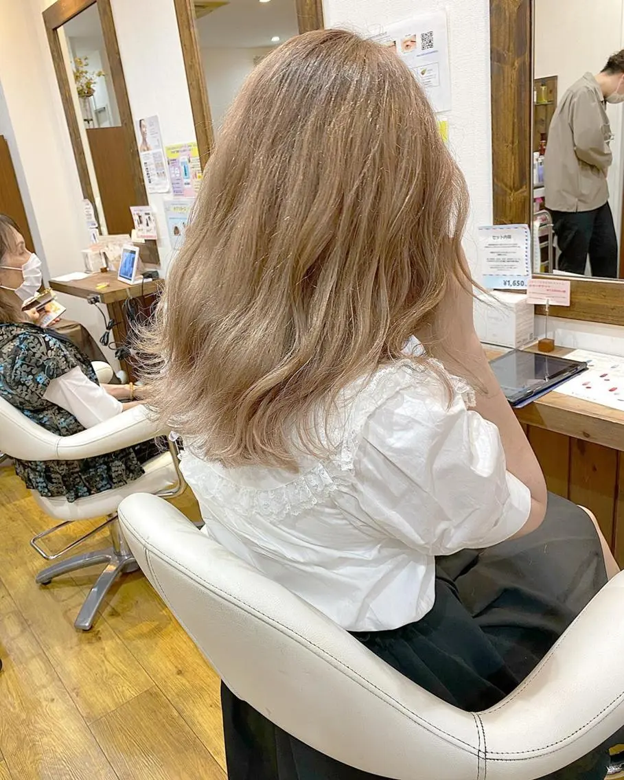 ロング アッシュ 外国人風カラー ハイライト レイヤーカット トリートメント 横浜ブリーチムラ直し ハイトーン/ブリーチのヘアスタイル