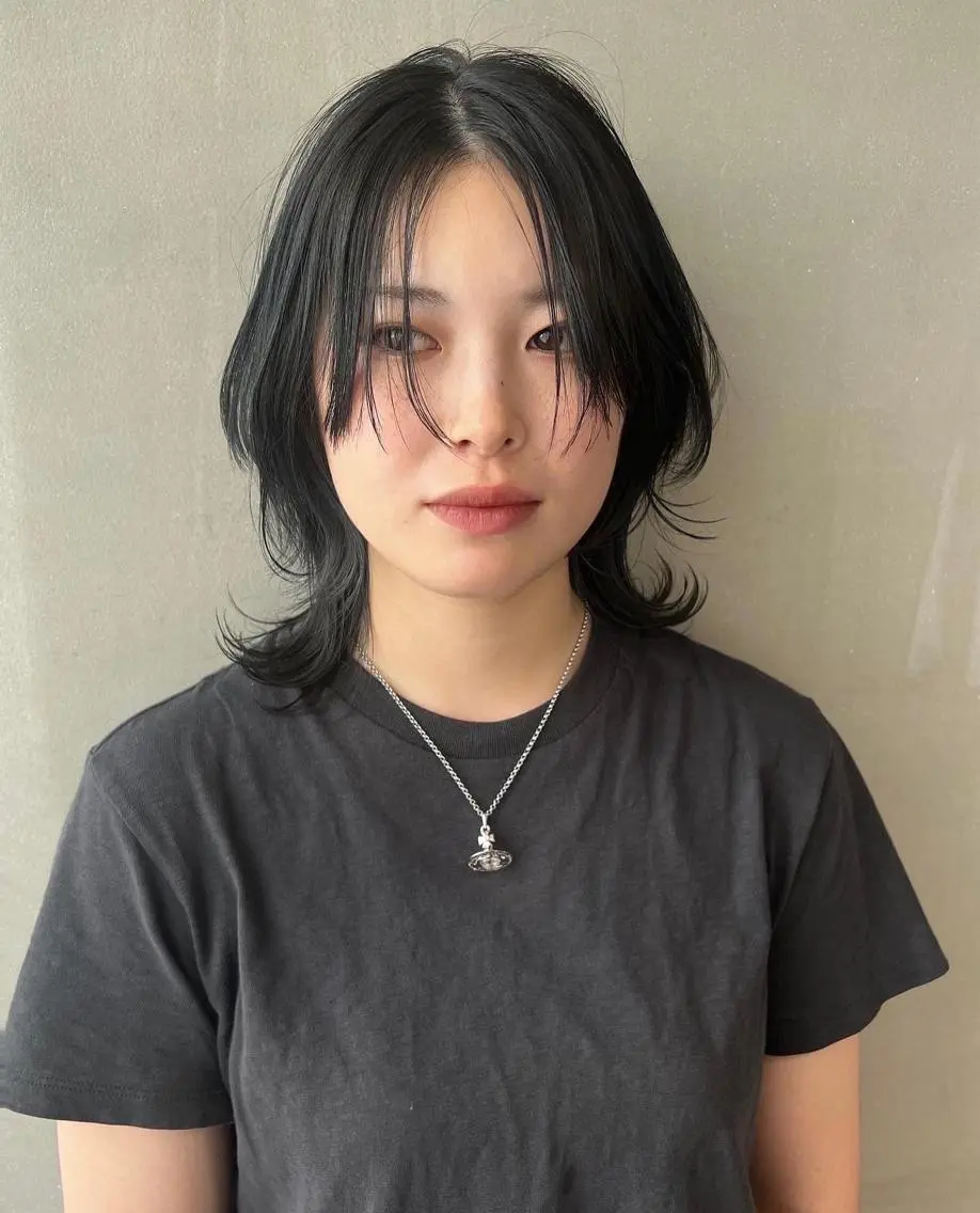 ミディアム カラー パーマ ヘアアレンジ メンズ キッズ ネイル マツエク・マツパ アイブロウ センターパート メンズウルフカット 黒髪 ブルーカラー ブルーブラック ウルフレイヤーカット /チヒロのヘアスタイル