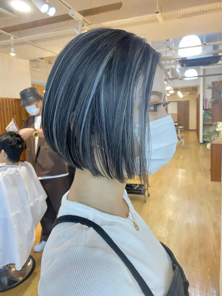 ショート ボブ ハイライト 白髪ぼかし バレイヤージュ志鎌のヘアスタイル