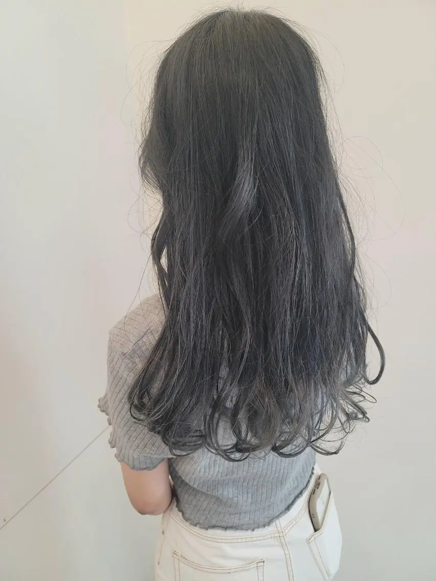 ロング カラー 黒髪 ブリーチ ブルーカラー ブルーブラック グラデーションカラー カット ヘアカラー 鈴木 翠のヘアスタイル