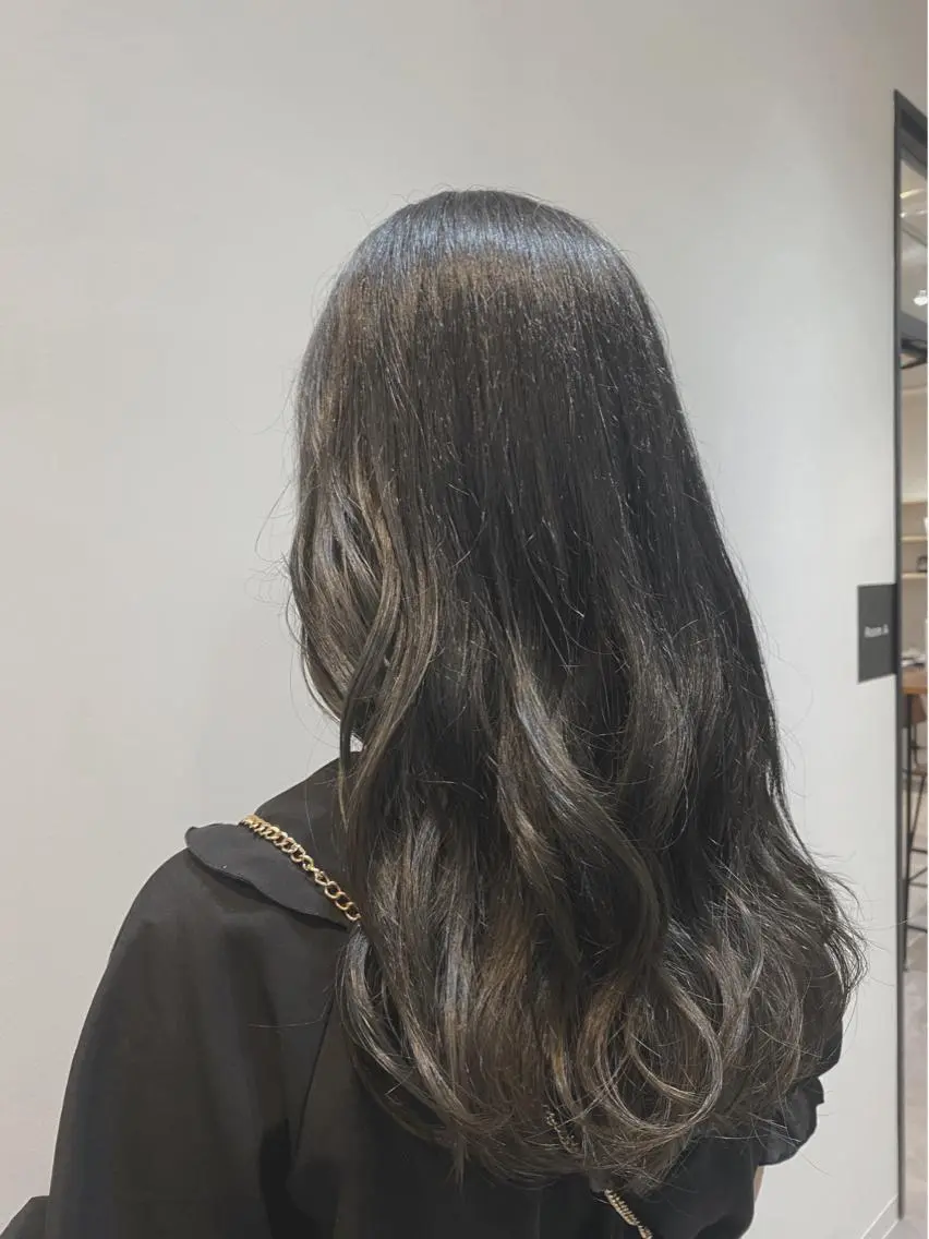 ロング カラー バレイヤージュ ブリーチ ケアブリーチ ダークグレー デザインカラー ♡オシャ髪♡AI ✂️newi町田のヘアスタイル