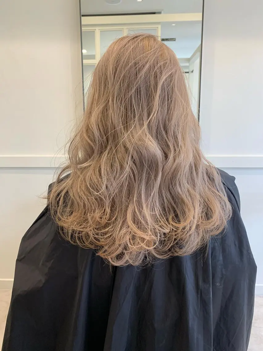 ロング カラー ヘアカラー 石井 彩乃のヘアスタイル