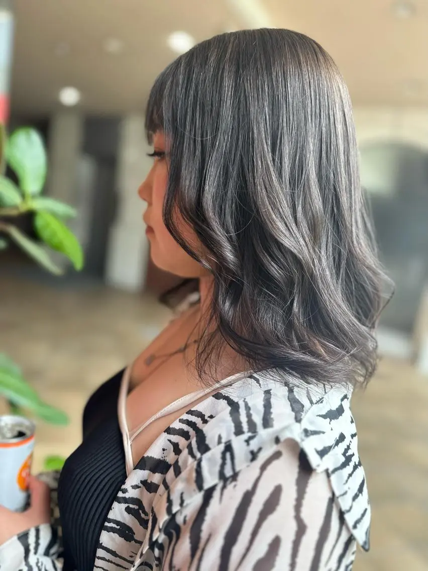 セミロング カラー 横山 千春のヘアスタイル