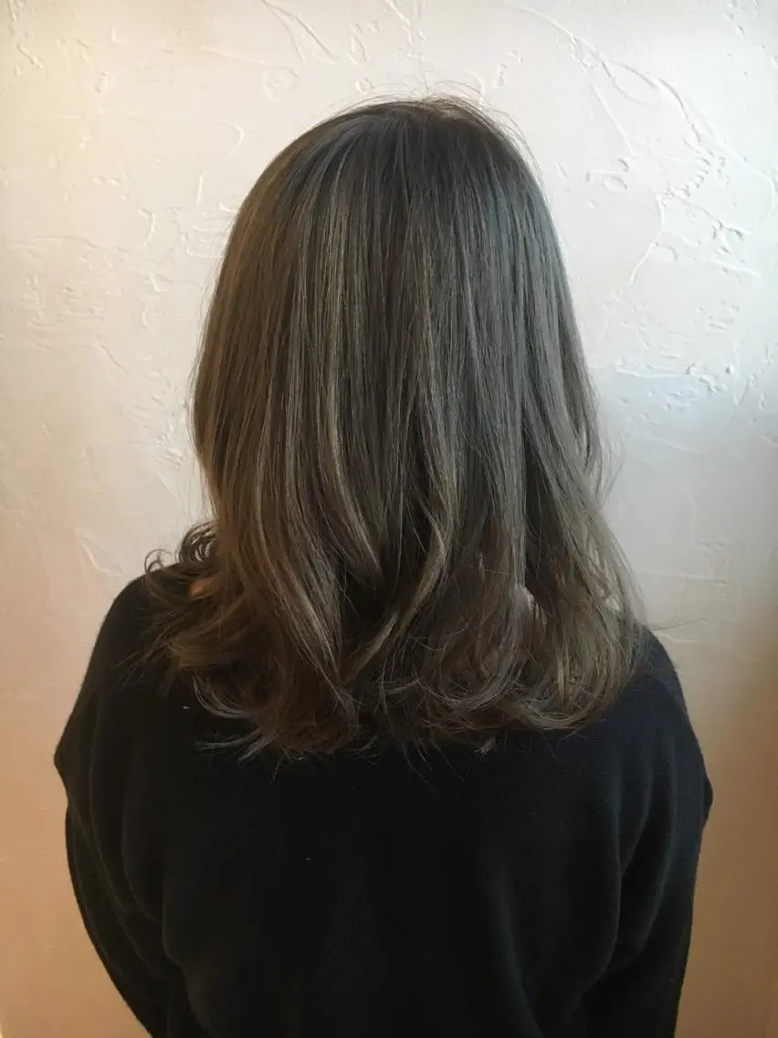 セミロング カラー ハイトーンカラー ヘアカラー トリートメント TOMOKO 髪質改善💫縮毛矯正のヘアスタイル