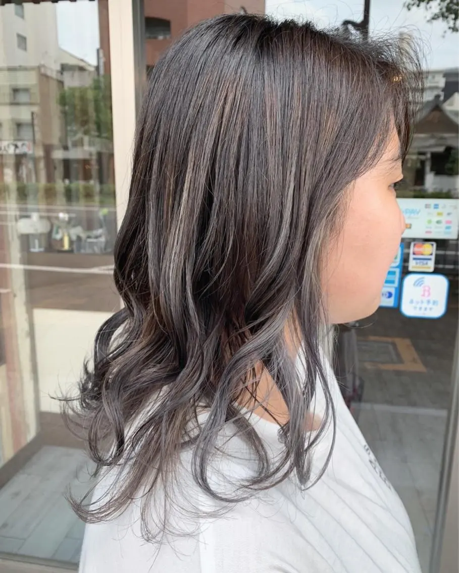 ミディアム カラー ブリーチ ハイライトカラー シルバー ハイライト イワタ マハ/ minim hairのヘアスタイル