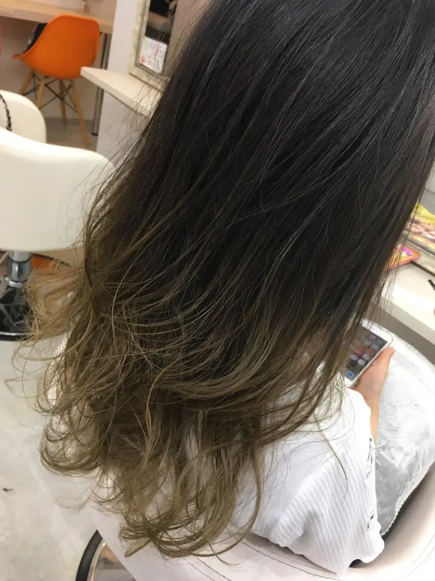 セミロング カラー グラデーションカラー 髪質改善 中川 翔のヘアスタイル