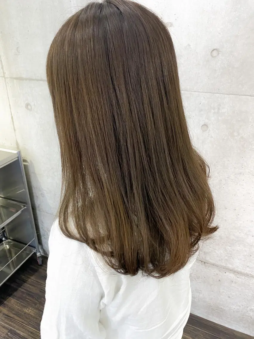 セミロング 秋月 亜耶のヘアスタイル