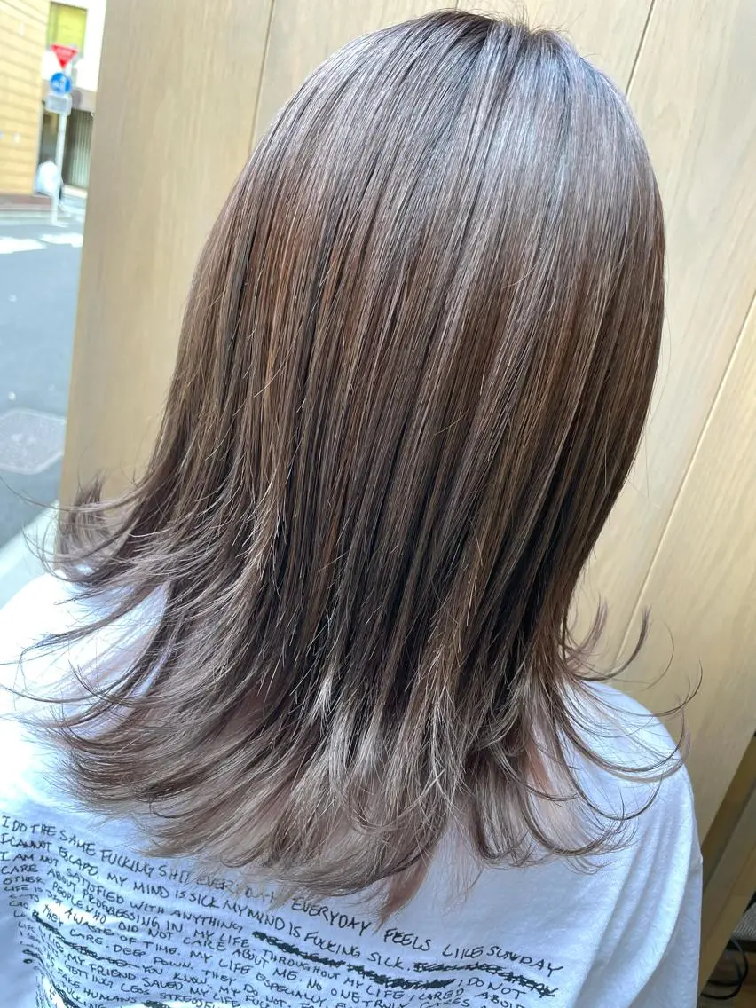 ミディアム カラー ヘアカラー ハイライトが 得意なニキです😊のヘアスタイル