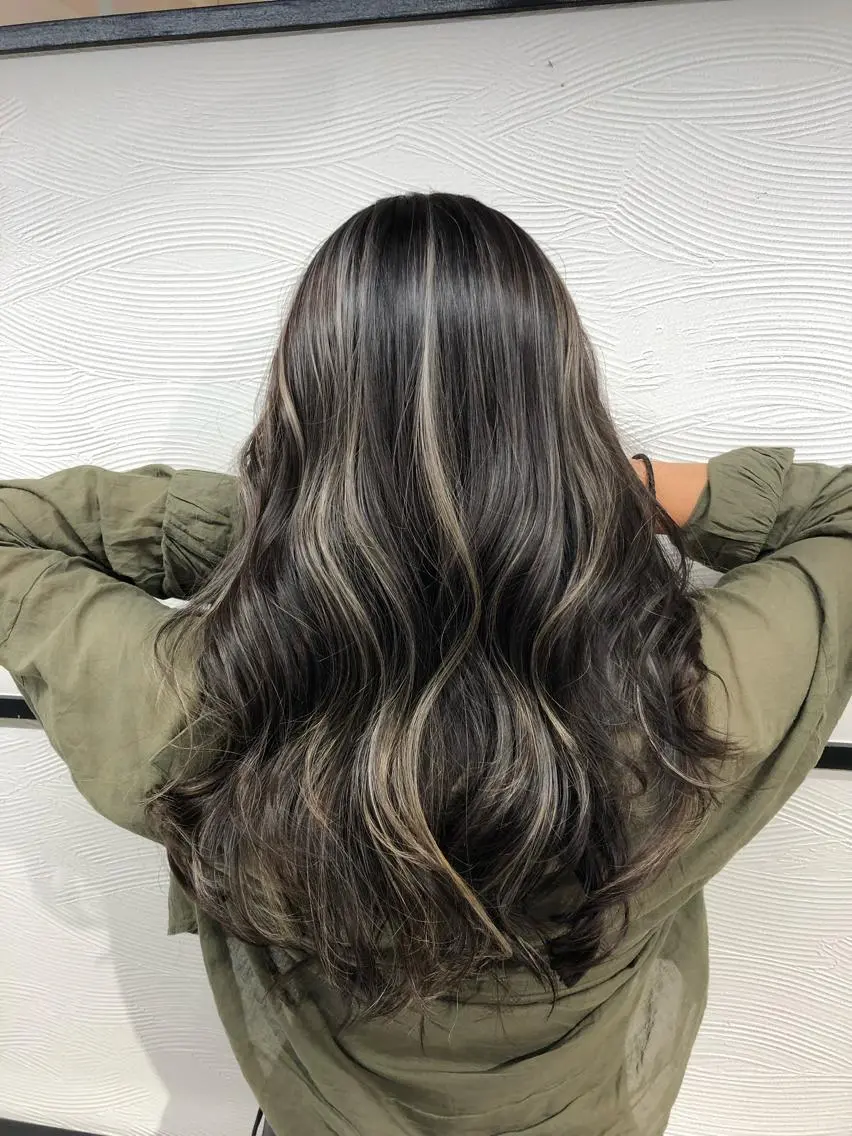カラー ミストバング ベージュカラー ブロンド デザインカラー イヤリングカラー レイヤーカット 早崎太生のヘアスタイル