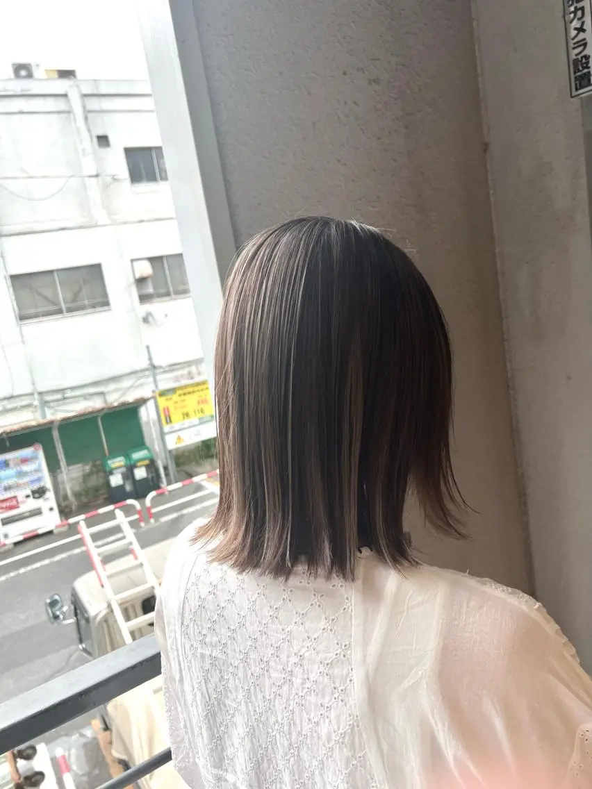 ミディアム ボブ ハイライト レイヤーカット 外ハネヘア カット ヘアカラー トリートメント Kazu .Kのヘアスタイル