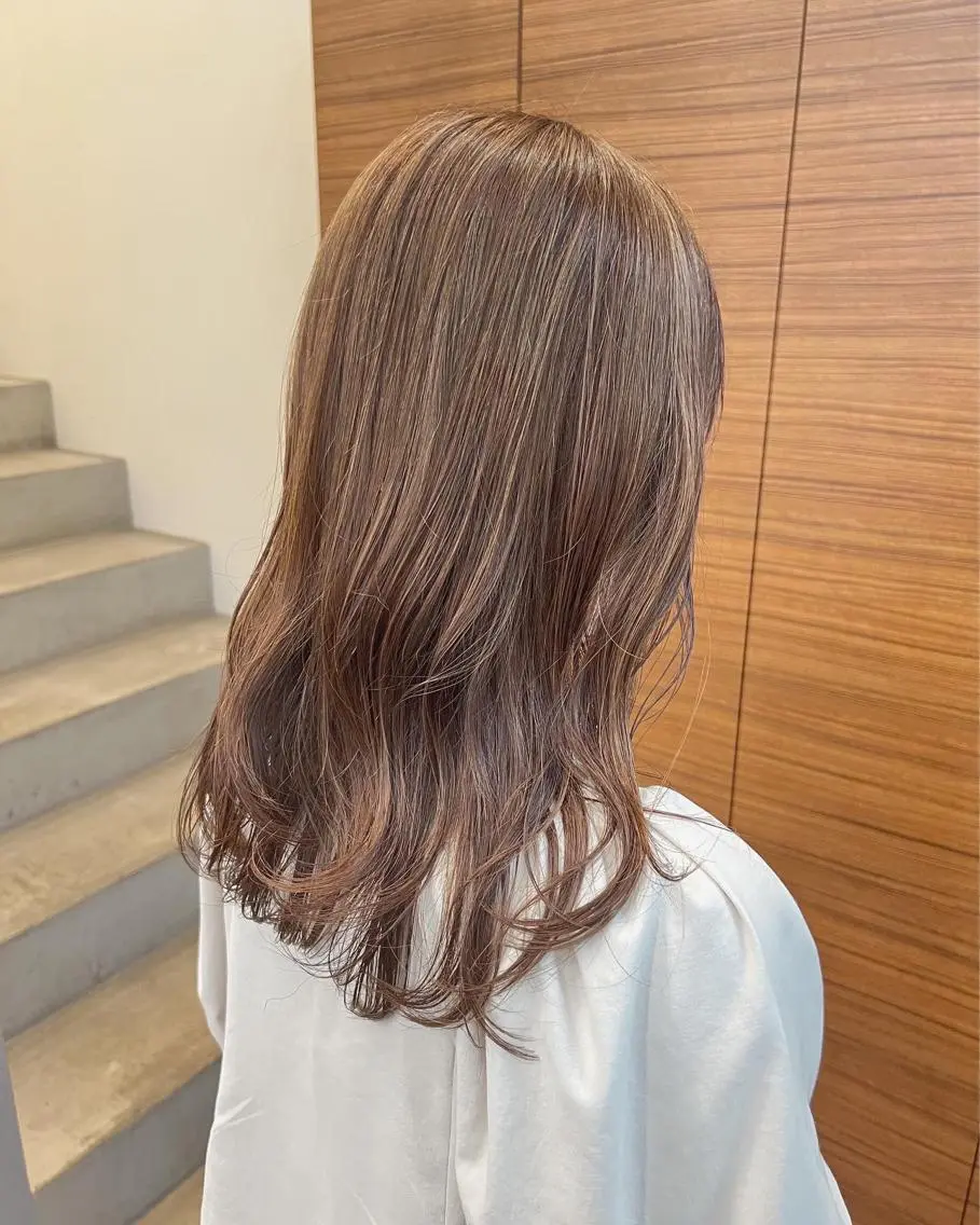 ロング カラー ベージュカラー ハイライトカラー ミルクティーベージュ ハイライト カット ヘアカラー 柏木  彩花のヘアスタイル