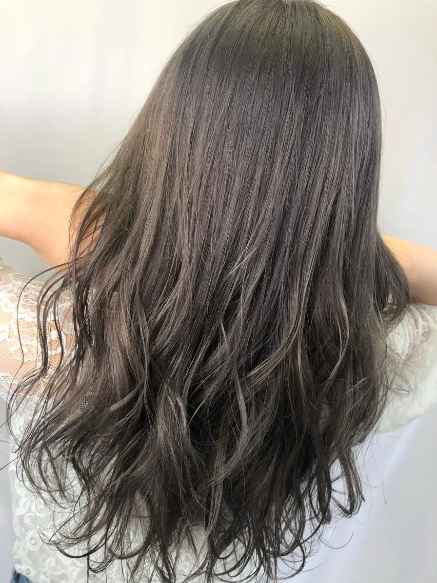 ロング カラー ブリーチ グレージュ Kaede .のヘアスタイル