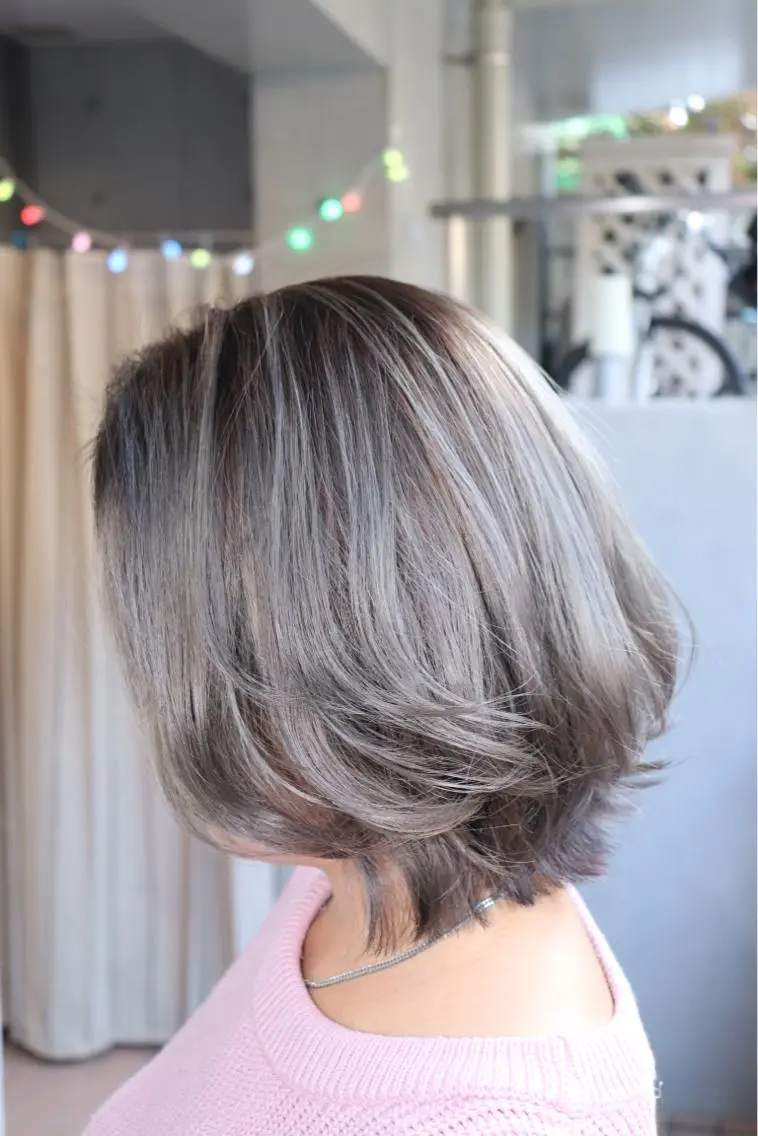 ミディアム カラー ブリーチ シルバー ViaLa Hair 🌈すずきたくむ✂︎のヘアスタイル