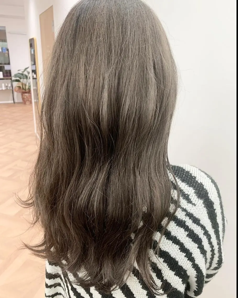 セミロング カラー ブリーチ グレージュ シルバー シルバーグレージュ 佐々木 有彩のヘアスタイル
