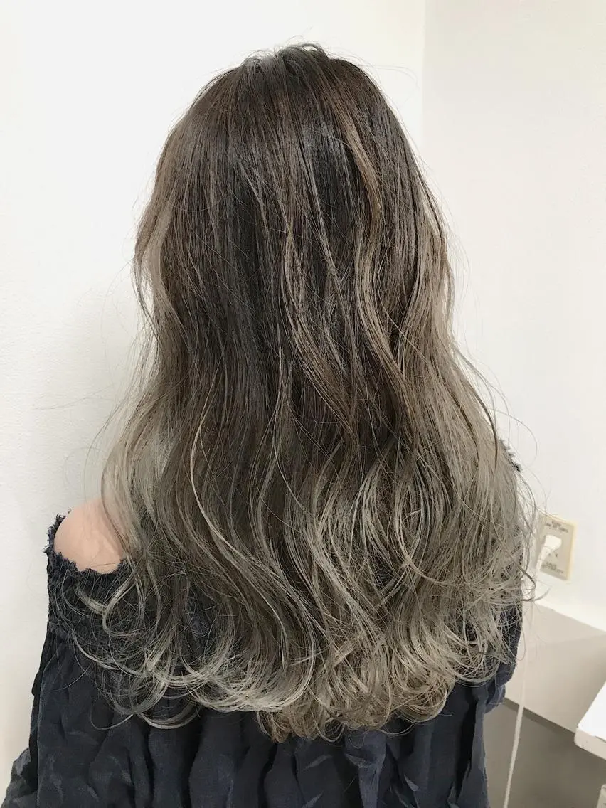 セミロング カラー バレイヤージュ グラデーションカラー レイヤーカット ヘアカラー トリートメント lani ブリーチ /ダブルカラーのヘアスタイル
