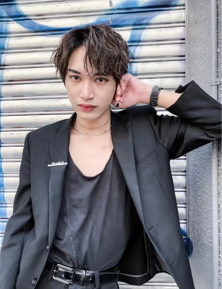 ミディアム パーマ ヘアアレンジ メンズ メンズバレイヤージュ メンズブリーチ メンズハイライト メンズハイトーン メンズインナーカラー カット トリートメント ヘアセット 似合わせヘア💎 Ÿutóのヘアスタイル