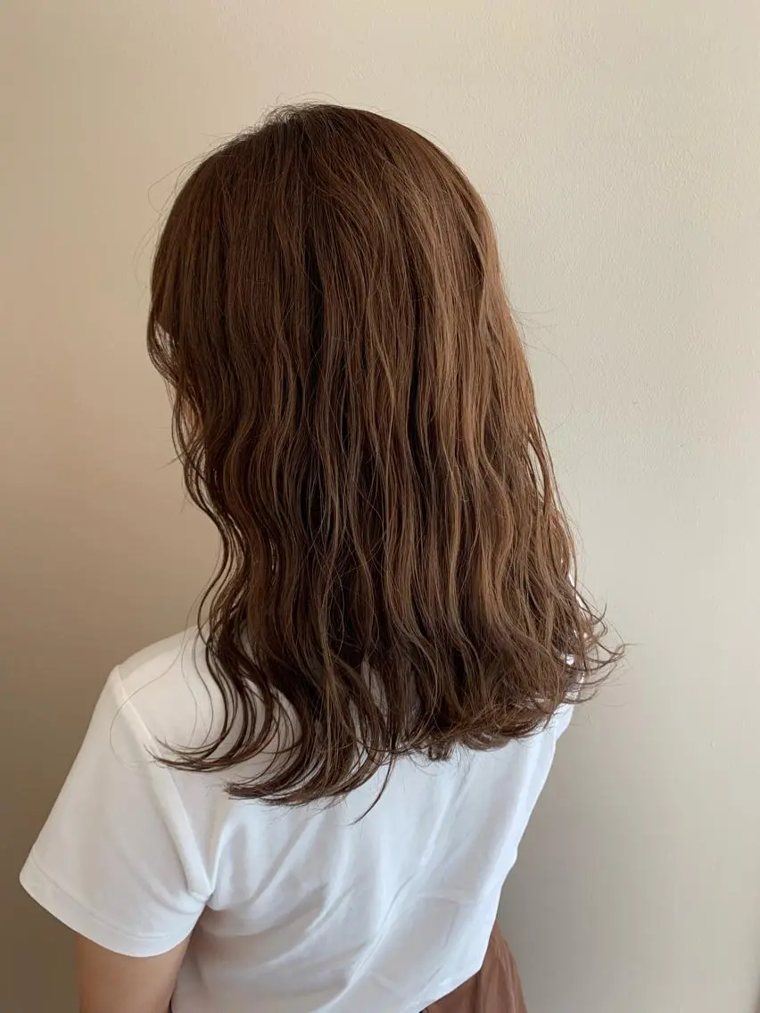 ミディアム カラー グレージュ 顔まわりカット✄ ベージュカラー🧸のヘアスタイル